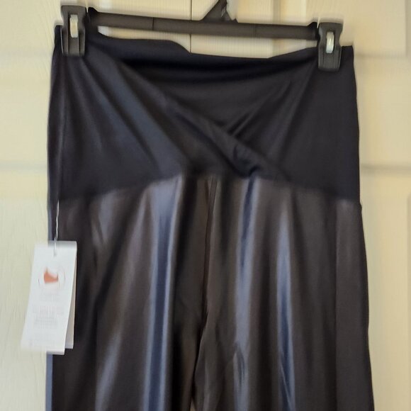 Ingrid & Isabel Maternity Crossover Panel Faux Leather Leggings XL Black NWT - Picture 4 of 9